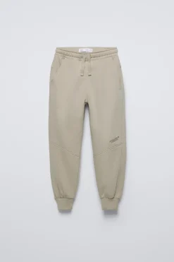 Niños ZARA 6 - 14 Años·Sudaderas|6 - 14 Años·Pantalones<CONJUNTO SUDADERA Y JOGGER TEXTO RELIEVE